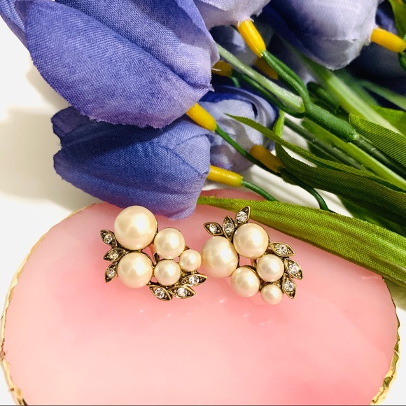 🌹Vintage Monet Gold crystal Pearl clip earring - Picture 12 of 17